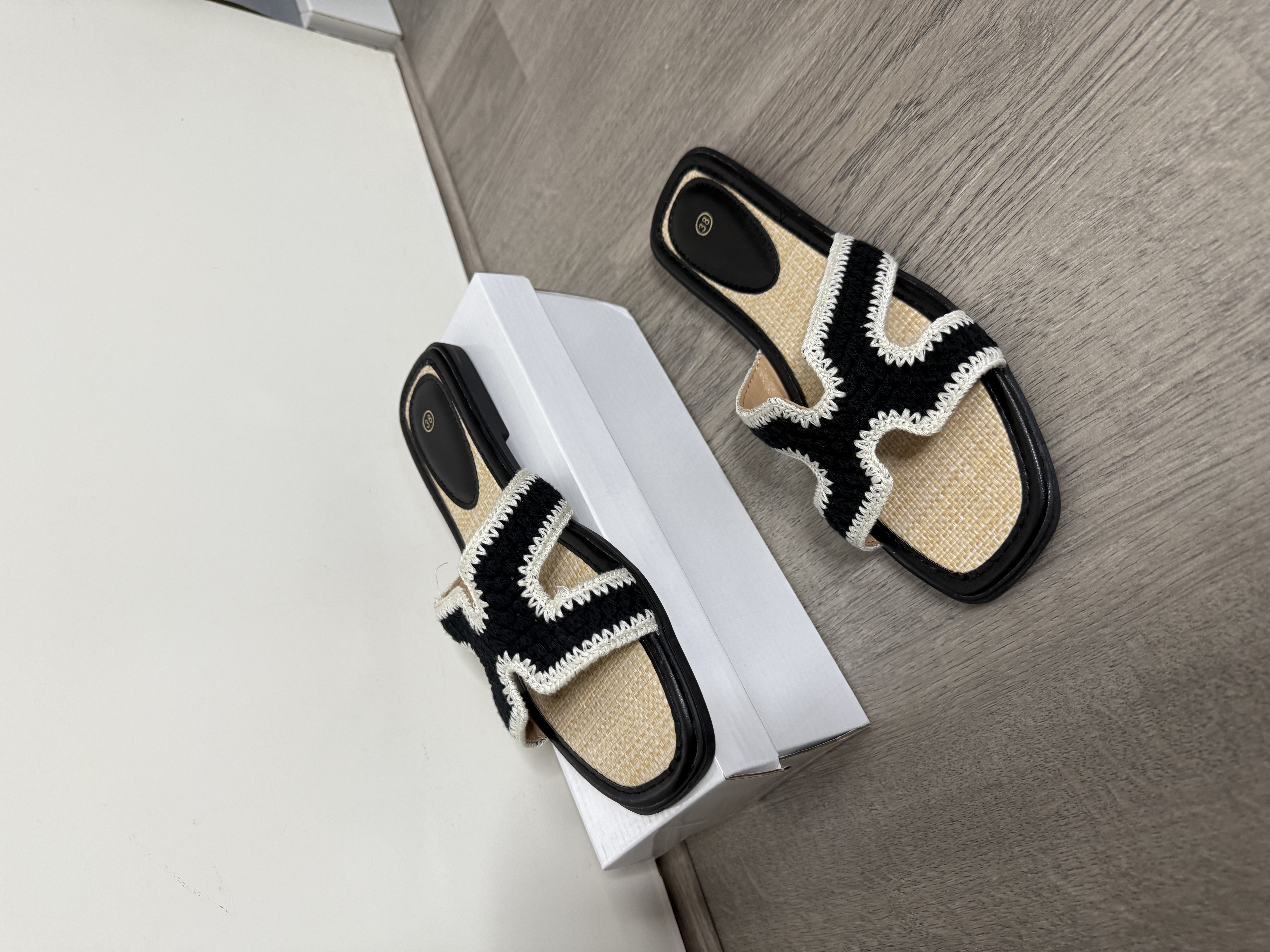 slippers H ZWART SALE PAK EEN MAAT GROTER